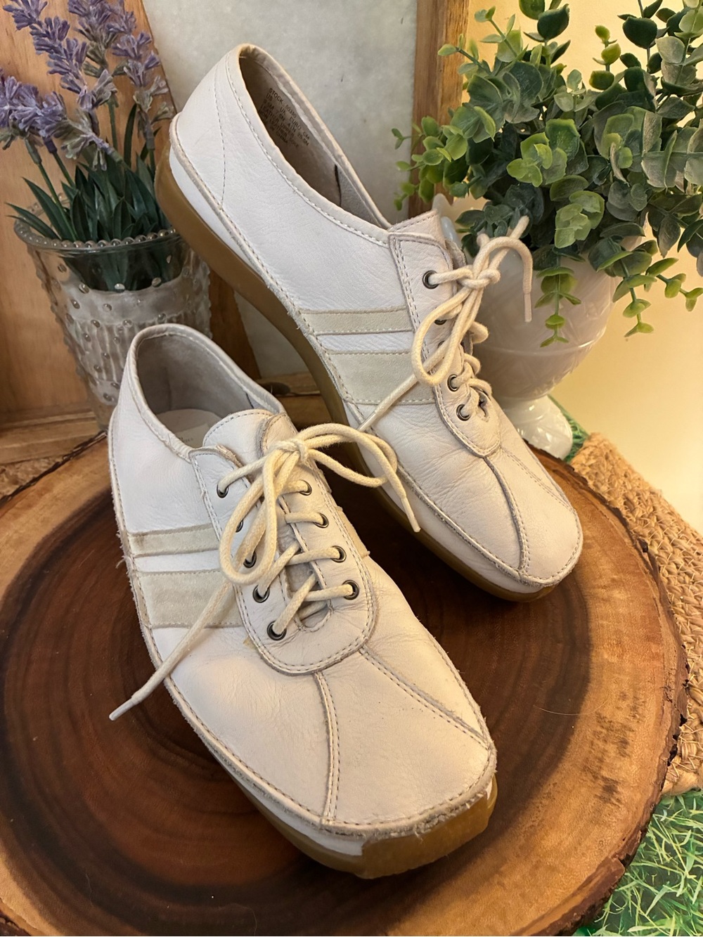 Vintage Hush Puppies Off-White Lace-Up Sneakers with Light Brown Sole